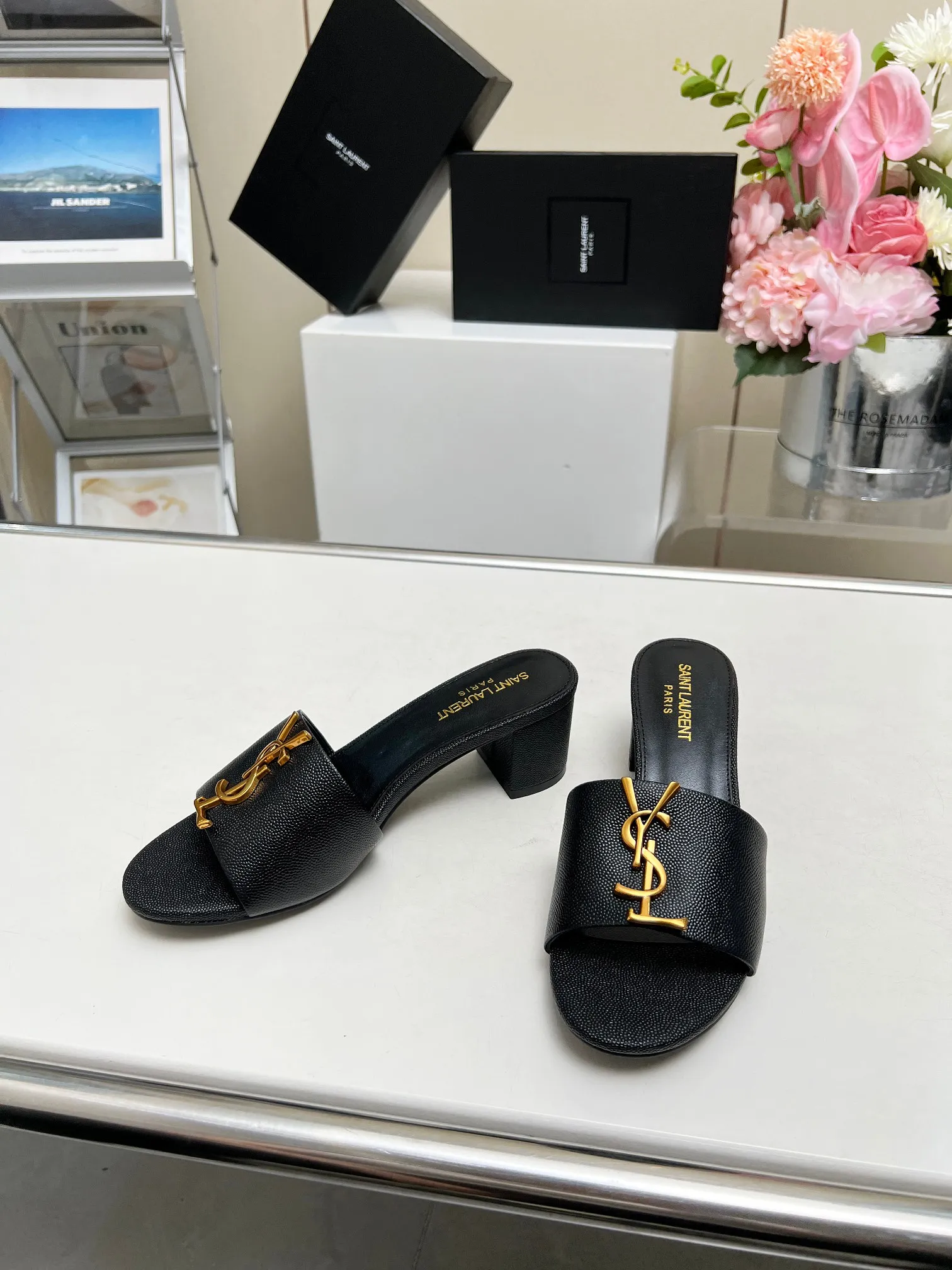 👟👟Ex-factory price 340👟👟 Genuine leather sole +30 Heel height: 5cm Fabric: Cow leather Pads: Sheep leather Size: 35-43 (42, 43 custom-made, non-returnable) [Saint Laurent] Saint Laurent 2024 counter synchronized new model, YSL-logo letter buckle decoration, high-quality and glamorous masterpiece, both temperament and fashion Classic and attractive design style, especially beautiful on the feet